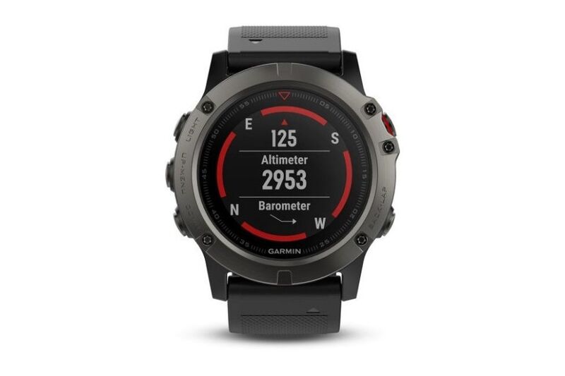 Man sieht die Garmin Fenix 5X Plus.